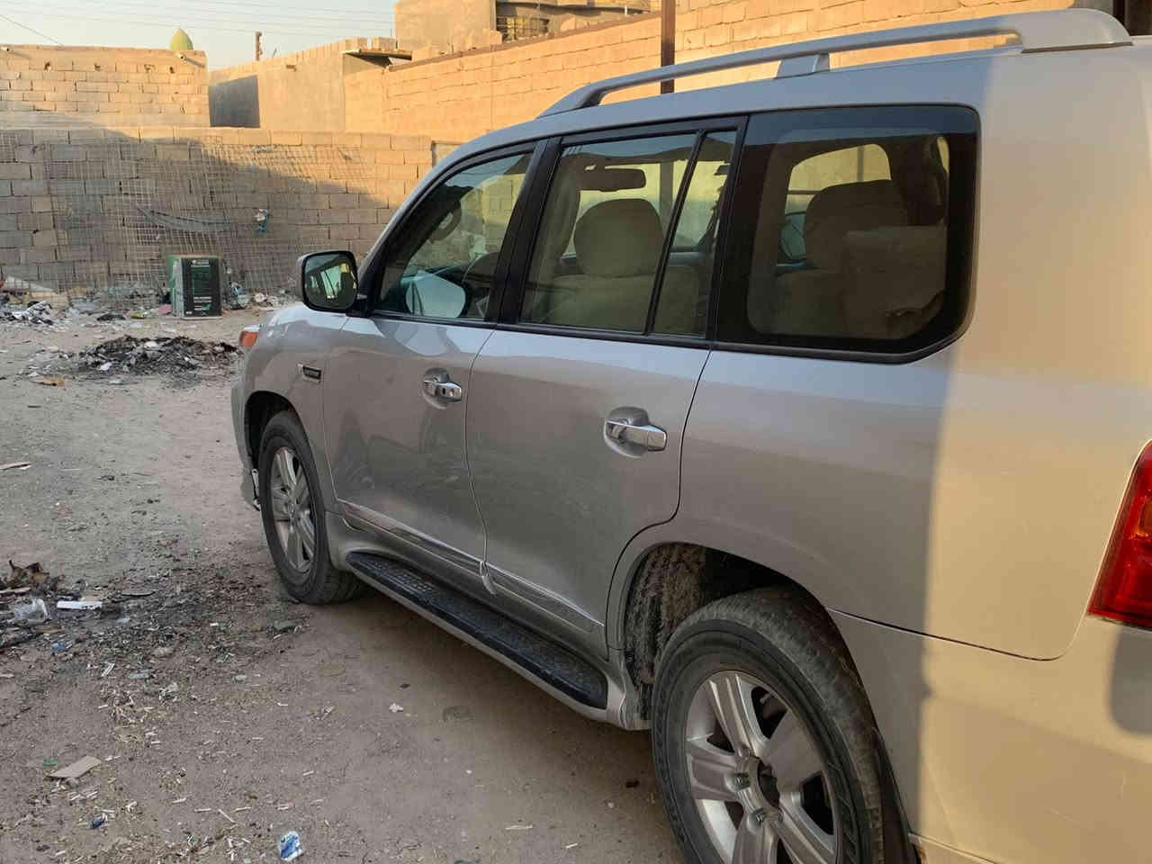 بسمه تعالى 
سياره لاندكروزر  ٢٠١٠  للبيع السياره كفاله عدى ربع جاملغ ايسر امامي  رشه فقط بدون اي دواخل وتصليح  والباقي كفاله ةالسياره فتحة سقف كامره. جديده السياره لمعة الابلاد احلى من الصور.  رقم بصره  مكان السياره بصره سفوان السعر ٢٨٥$ وبيها مجال. والي ايريد تفاصيل اكثر. يتصل ***********  علما ممتواجد ع الفيس  الي ايريد يتصل ع الرقم المذكور ويدلل
