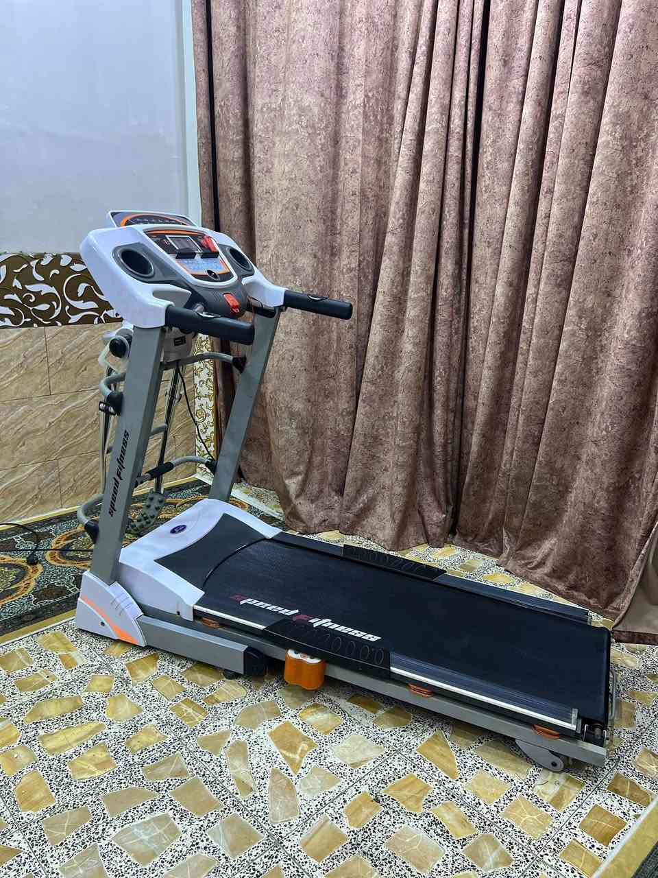 جهاز جري جبلي دبل ماطور نظيف حديث شاشه تحكمات لمس بي رجاج تكسير شحوم وبي شناو بطن وبي شاشه تعد وقت سعرات حراريه قياس نبضات القلب مسافه مقطوعه يحمل160KG سرعه عاليه 16.0 جهاز بي اواكس بلوتوث شاحن موبايل يطبك ومياخذ مساحه سعره 300 الف بغداد يوجد توصيل محافظات ***********
