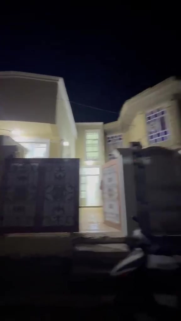 بيت للبيع حي الفرات مساحه ١٣٨ متر واجه ٦ امتار كونكريت الاستفسار ***********
