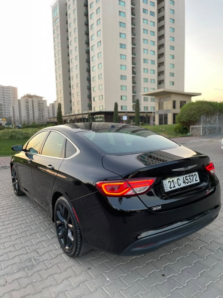 ‎ المواصفات والداخلية:Chrysler c200 2015 2.4L
ويل كب حجم 19 S.
‎    شاشة كبيرة + كاميرا خلفية دوارة (تتحرك مع حركةالاستيرن).
    
أضواء LED نهارية + بروجكترات (كشافات ضباب).
    
كراسي كهرباء + تدفئة كراسي.
    
تدفئة ستيرن (سكان هيتر).
    
تبريد دبل زون (تحكم منفصل للسائق والراكب) + فتحات تكييف خلفية.
    
محدد سرعة (كروز كونترول).
    
تشغيل بصمة.
    
شخالات بلاد.

المحرك والـكير:
    كير 9 نمر (9 سرعات) دبل كير.
    المسافة المقطوعة: 133 ألف ميل.
    الكير والمحرك والكهربائيات مكفولين وبشرط الفحص.
الأوراق والتحويل:
    
السنوية جديدة، والسيارة باسمي وجاهزة للتحويل مباشرة (بدون أي غرامات).
البودي والصبغ:
    
صبغ جاملغين أمامي فقط.
    دواخل سليمة بالكامل (بدون أي ضربة داخلية).
    الإيرباج سليم (ما طاق) وبشرط الفحص.
السعر:

لمعرفة السعر والاستفسار، يرجى مراسلتنا على الواتساب:
[***********]

