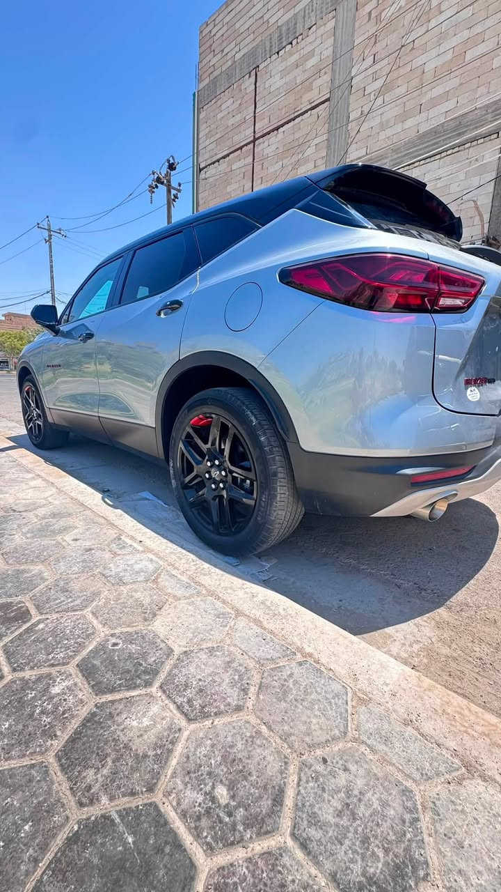 🚘 للبيع | شفروليه بليزر LT2 Redline

📅 موديل 2023

فحص مؤقت

✨ سيارة نظيفة جداً بحالة الوكالة، جاهزة للاستخدام ولا تحتاج أي مصروف.

🔹 المواصفات:

▪️ محرك 2.0 Turbo.
▪️ نظام دفع رباعي AWD (فور ويل).
▪️ فئة LT2 Redline (Two Tone).
▪️ ماشية 24 ألف ميل فقط.
▪️ بدون قطرة صبغ.
▪️ حادثة خفيفة (طخة بداية البنيد فقط)، وتم تبديل البنيد بقطعة أصلية وكالة بنفس اللون.
▪️ الإيربكات سليمة 100٪.
▪️ رنكات ألمنيوم Redline قياس 20 إنج باللون الأسود.
▪️ مفتاحان أصليان مع تشغيل بصمة.
▪️ السيارة نظيفة جداً من الداخل والخارج.

✅ التجهيزات:

✔️ دخول ذكي وتشغيل بصمة.
✔️ شاشة كبيرة.
✔️ Apple CarPlay وAndroid Auto.
✔️ كرسي السائق كهربائي.
✔️ كاميرا خلفية مع حساسات.
✔️ مثبت سرعة.
✔️ نظام Auto Stop/Start.
✔️ 3 أوضاع قيادة.
✔️ إنارة LED.
✔️ مكيف أوتوماتيك.
✔️ نظام الثبات الإلكتروني.
✔️ وغيرها من المواصفات.

💯 الفحص في أي مكان يختاره المشتري، والسيارة لا تحتاج أي مصروف.

💰 السعر: 20,500 دولار (مع مجال بسيط جداً).

📍 المحافظة: كربلاء.

📞 للاستفسار: ***********
📩 أو المراسلة على الخاص.

نسأل الله التوفيق للجميع.
