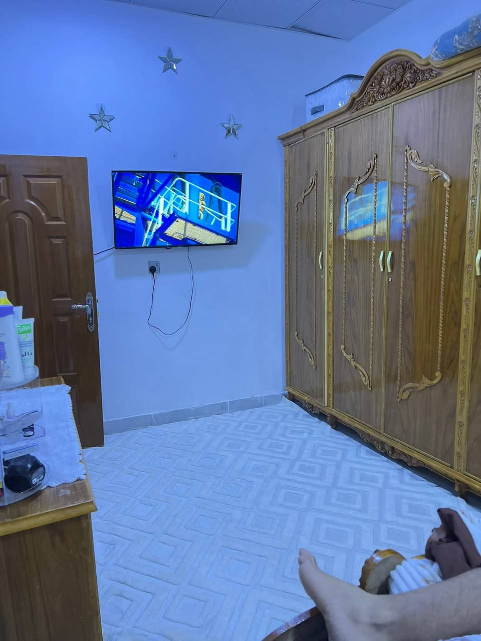 السلام عليكم 
بيت للبيع زراعي 125م بناء جنايه البيت طابق ونص غرفتين وصاله ومطبخ واستقبال  حمامات داخليه وخارجيه الكاونتر من ضمن البيت البيت مسجل 320 المنطقه كامله مسكونه كلها بلديه شارع تبليط كهرباء المنطقه راقيه جدا. تبعد عن شارع الرئيسي 300متر 
مقابيل قريه الغدير شارع رقم واحد مقابيل عمود 314 الاستفسار الاتصال واتساب ع رقم ***********
