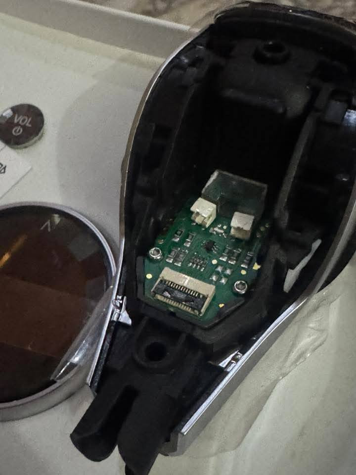 هذه مجموعة أدوات تحكم كريستالية (Crystal Controls) مخصصة لسيارات بي إم دبليو (BMW). [1, 2]
تتضمن المجموعة عادة مقبض ناقل الحركة الكريستالي، وزر تشغيل المحرك، ووحدة تحكم iDrive.

مصممة لتناسب عدة طرازات حديثة بما في ذلك الفئات 3، 4، 5، 7، 8، بالإضافة إلى X3، X4، X5، X6، X7.

تعد ترقية فاخرة للتجهيزات الداخلية وتتميز بتصميم مضيء ومواد عالية الجودة.

هذه مجموعة أدوات تحكم كريستالية (Crystal Controls) مخصصة لسيارات بي إم دبليو (BMW). [1, 2]

75 الف


**إذا كنت صاحب هذا الإعلان وتريد حذفه لأي سبب، رجاءا أرسل رسالة إلى الدعم الفني**