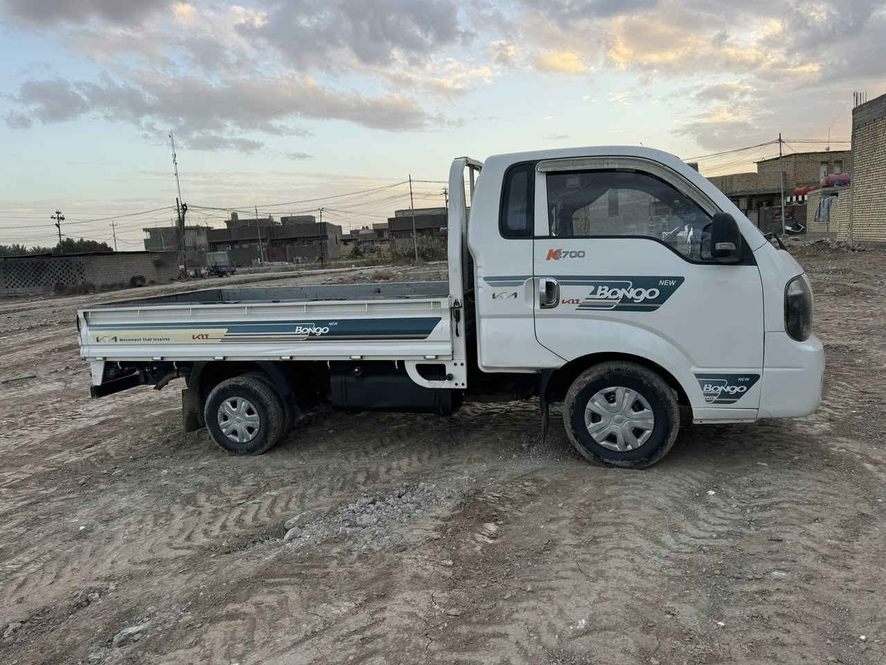 سلام عليكم سيارة للبيع كيه بنكو حمل موديل 2018
سيارة جاهزة مآل جناي مكفوله كفاله عامه شرط فحص 
مكفول من صبق والضربه والتبديل والخياس والفتح بلادية 
سيارة فول مواصفات احله من الصور 
 مكينة وكير واكسن مكفولات حداديه جديده 
 تخم تايرات تحويل مباشر سنويه جديده
السعر 117 مجال قليل 
للتواصل *********** /***********
