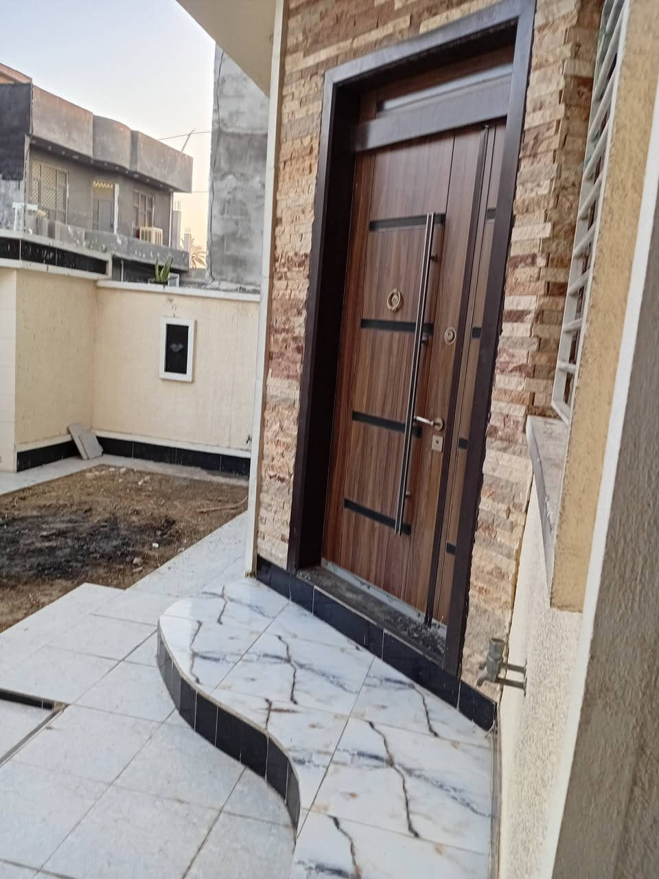 ​🏡 دار حديث للبيع في بعقوبة (طابق ونص)
الموقع: بعقوبة - منطقة شفته (قرب جسر مباشر / الفرع على اليمين قبل مدخل السيطرة).
​📐 تفاصيل العقار:
​المساحة: (  100 متر اتكاتب وياك  واقع الحال 140متر 
​نوع السند: زراعي (سند 25)
​حالة البناء: بناء جديد (غير مسكون سابقاً) جاهز للتسليم.
​التصميم: طابق ونصف، مكتمل التشطيبات بالكامل "للاخير".
​💡 الملحقات والتجهيزات المشمولة:
​كيزر (سخان ماء)
​ماطور ماء
​بنكات (مراوح سقفية)
​ثريات إنارة كاملة
​🛣️ الخدمات المتوفرة:
​منطقة مخدومة بالكامل.
​تبليط 
​شبكة كهرباء مستقرة.
​إسالة ماء.
​📞 للاستفسار والتواصل:
​للمزيد من المعلومات أو لترتيب موعد للمعاينة، يرجى الاتصال على الرقم:
👉 ***********
