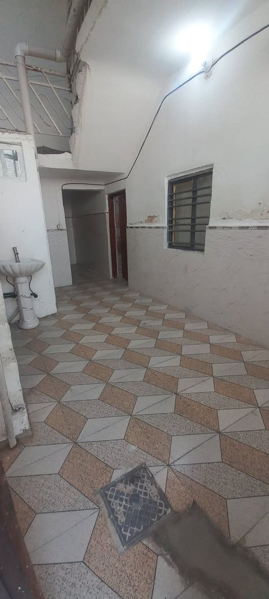 بيت للايجار /ابي غرق حي السلام 
يحتوي على غرفة نوم واستقبال وكلدور ومطبخ وصحيات 
بدل الايجار 200 

للاستفسار ***********
