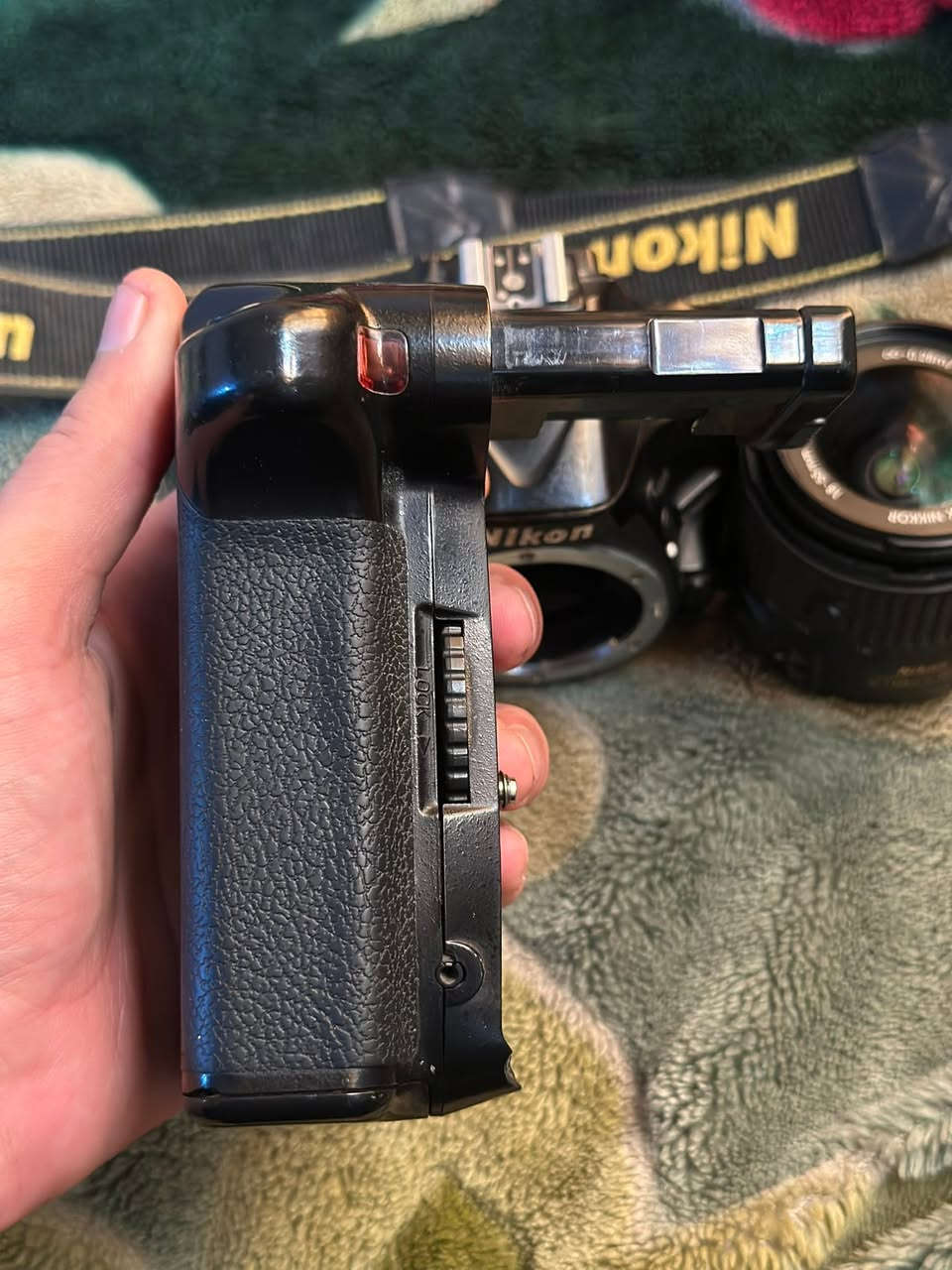 نيكون d5200 استخدام مال بيت جدا قليل وياها عدستها الاصليه + حزام + بطاريه عدد اثنين + كرب مال بطاريه نظافه الكامره 100% 
السعر 350 الف وبيها مجال


**إذا كنت صاحب هذا الإعلان وتريد حذفه لأي سبب، رجاءا أرسل رسالة إلى الدعم الفني**
