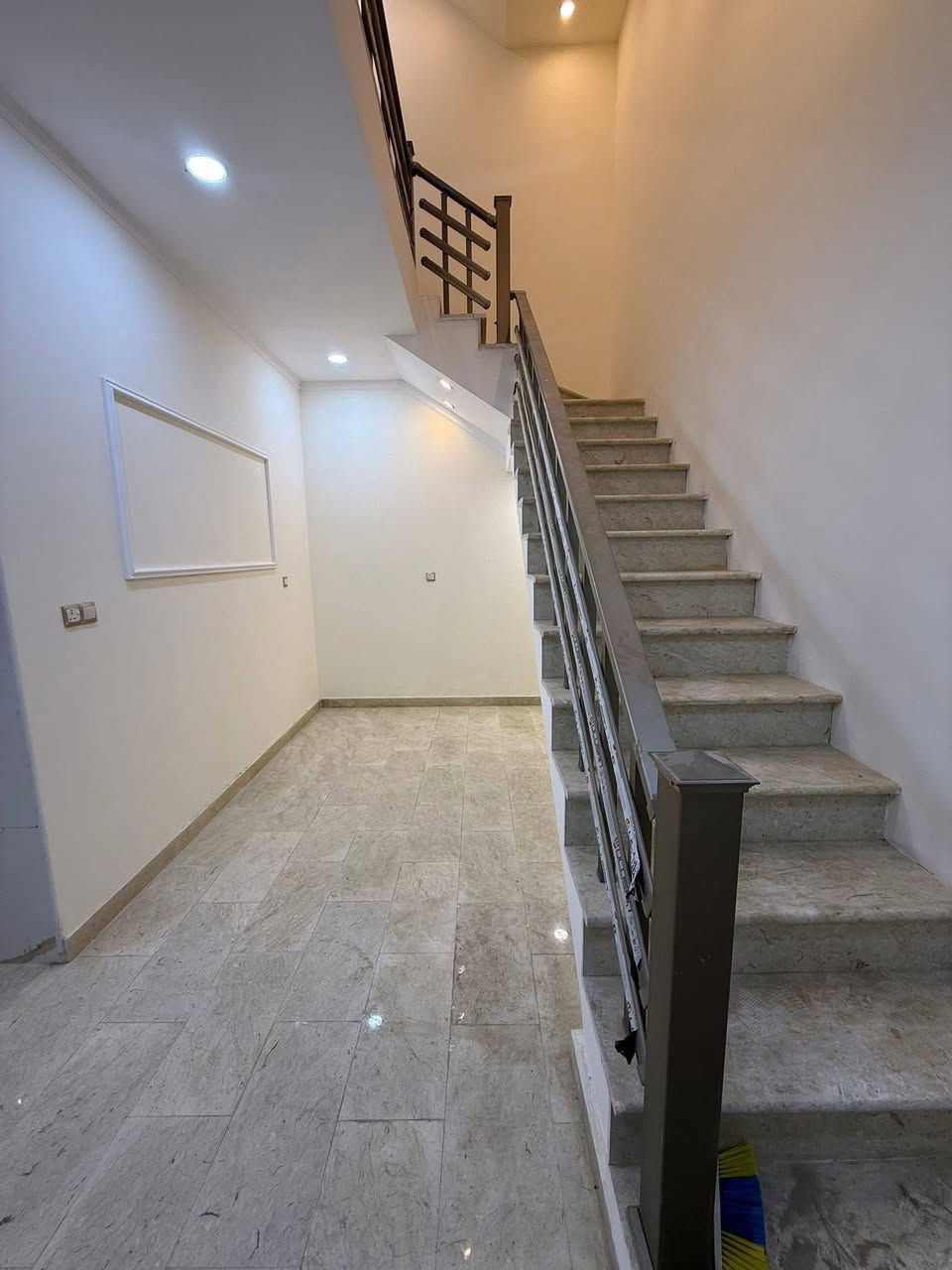 :
مشتمل للبيع – حي البنوك

▪️ المساحة: 90 م²

▪️ الواجهة: 6.5 م

▪️ النزال: 14 م

المواصفات:

 • 3 غرف نوم نظام سويت

 • منور

 • خدمات صحية

 • مدخلين

 • استقبال + مطبخ

 • واجهة مرمر

 • أرضيات مرمر

 • سنة البناء: 2025

 • زيرو – غير مسكون

📍 الموقع:

البنوك – خلف الميثاق – شارع باريس

📞 للاستفسار:

مراجعة شركة الأقمار

البنوك – شارع الكنيسة – مقابل حلويات تمتوعه

أو الاتصال: ***********

📲 متوفر واتساب
