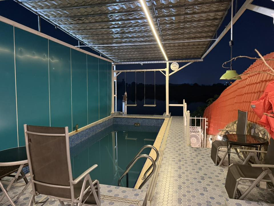 شاليه أيسن تُرحب بكم
- نظام الشاليه عوائل فقط او اذا كروبات فـ المسموح يكون كروب شباب او كروب بنات فقط ممنوع كروب مختلط .
- الشاليه مُطلة على نهر دجلة .
- تحتوي المزرعة على ٣ طوابق .
- غرف نوم عدد ٢ مع بلكونات بكل غرفة مطلة على نهر دجلة .
حمامات عدد ٣ بكل طابق ، مي حار وبارد .
- متوفر جاكوزي حار وساونا وبُخار .
- كهرباء ٢٤ ساعة .
- حديقة عدد ٢ .
شوايات عدد ٢ مع وجود فحم للشوي وشيش عدد غير محدود للشوي ايضاً .
- سبالت للتدفئة بالشتا ، وتبريد بالصيف .
- مسبح + مرجوحة عدد ٢ مطلات على نهر دجلة .
- العدد المسموح ٦ اشخاص .
- الشاليه موثقة من تطبيق اوفرلك .
- وبعد اكو هواي تفاصيل ما مذكورة .
- متوفرة لإيجار شفت صباحي ، شفت مسائي ، ايجار يومي ، مناسبات صغيرة .
- تكدرون تنورونا تشوفون الشاليه وتتأكدون من كل التفاصيل المذكورة قبل حجزها .
- الشاليه بالواقع اكبر واجمل من الصور .
- سعر الشفت ايام عادية ١٠٠ الف ، ايام العطل ١٥٠ الف .
- نفس السعر للعرسان اذا تحبون تقضون ليلة زفافكم بشاليه أيسن .
- الموقع : بغداد - الدورة - منطقة البوعيثة .
- للاتصال او الاستفسار واتساب : *********** / *********** .
