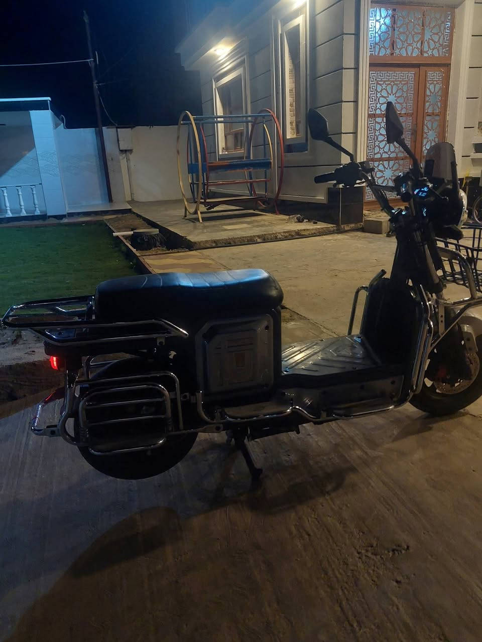 سلام عليكم موجود ماطور شحن للبيع او مراوس حسب القناعه 6بطاريات دبل حجم كبير بعده  جديد اتصل ***********
