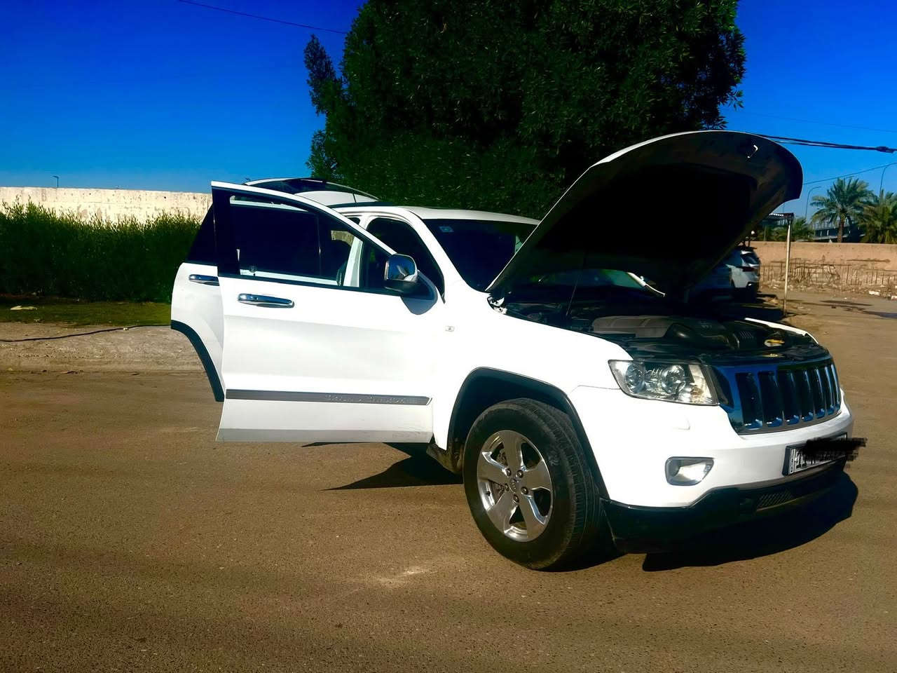 السلام عليكم جيب لاريدو 2014 تخم تايرات جدد باتري جديد السياره كلش حلوه ونظيفه وجاهزه مكفوله من محرك وكير السياره خليجي 1/1 فول مواصفات فتحه منظومه زنون داخل لونين بصمه تشغيل عند بعد فقط بارد بالصندوق شبر السعر 179 وبيها مجال ***********
