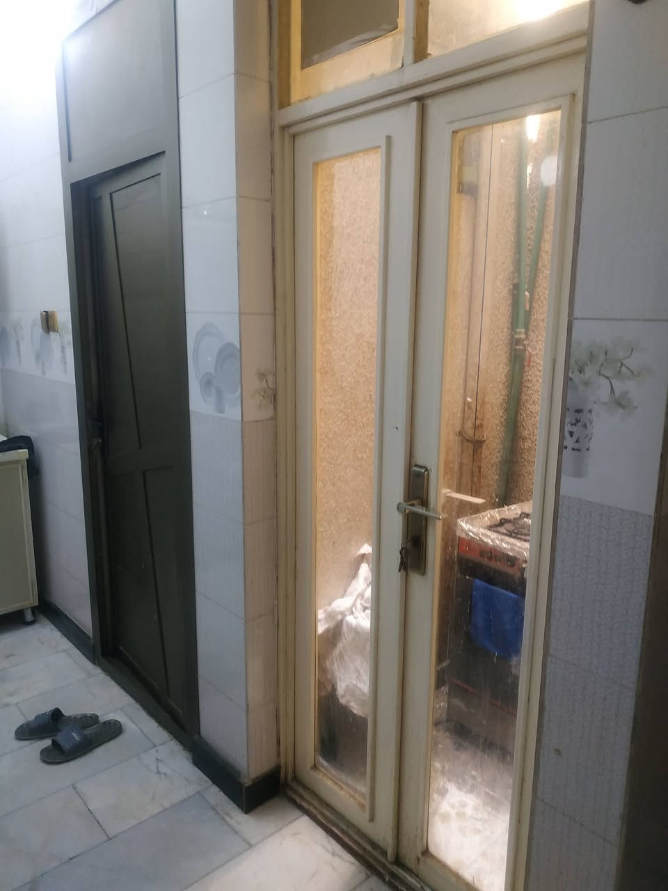 السلام عليكم من رخصة الادمن دار للبيع العنوان حي اور ال٦٠٠
العنوان حي اور ل ٦٠٠ خلف السنتر حي اور 
لدار الواجهه اربعه اله ربع ونزال ١١ 
كامل مكمل شبابيك المنيوم  ارضيه مرمر 
يحتوي على غرفتين نوم 
السعر اب ١٦٣ للاستفسار اتصال على الرقم ***********٧
