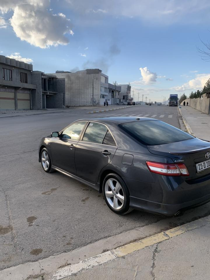 تۆیۆتا کامری ٢٠١١ بیلاد سپۆرت se
سەنەوی تا ٢٠٢٩ تازەیە
ڕەنگی نەوتی
سوکان پەپولە 
سوکان ڤۆلیۆم
ئاوێنە کارەبا
کوشن کارەبا
شاشە ئایپاد
‏ABS
لایت عەدەسە و لید و ناو ڕەش
لایت ئۆتۆ
گێچ زینۆن
تازە ڕۆن و ھایدرۆلیکی گێرم بۆ گۆڕیوە 
گێڕ و مەکینە بە شەرت نەکراوەتەوە
سەوتی دیجیتاڵی ھەیە بە ساردی 
200 ھەزار ھەقیقی ڕۆیشتووە 
بەس بۆنیتی بۆیاخە
١١٧ وەرەقە و مەجال

ژ.م:***********
