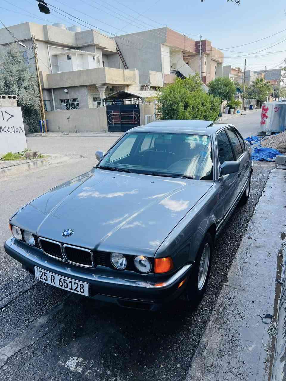 بي ام حجم محرك 744 كير اتومتيك 🕸️***********
موديلة ١٩٩٢   جكمجة  دبل ايرباك كشن جلد تبريد شغال جامات اوتو 
بيها سلايت بجم عريض سيارة كل جسمها عل بيلاد 
لون نفطي كلير عام الجمالية بدون ضرر سعرها ٨٠ ورقة 
رقم كركوك مشروع وطني بسمي لحد 2031 
مكان سيارة كركوك
