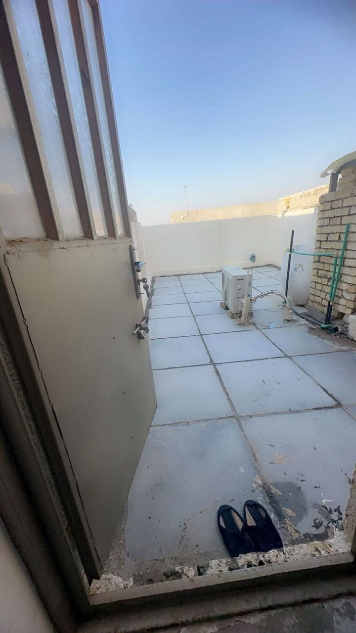 بيت للبيع في منطقة الشعب شارع الصحه بناء حديث درجه أولى  البناء يحتوي على استقبال ومطيخ حار ومطبخ بارد و٣غرف نوم وثلاثة حمامات وسطحان  قرب مرطبات تفاحه وقرب منظمة  بدر طابو صرف مساحه 100متر السعر 250 وبي مجال بسيط ***********
