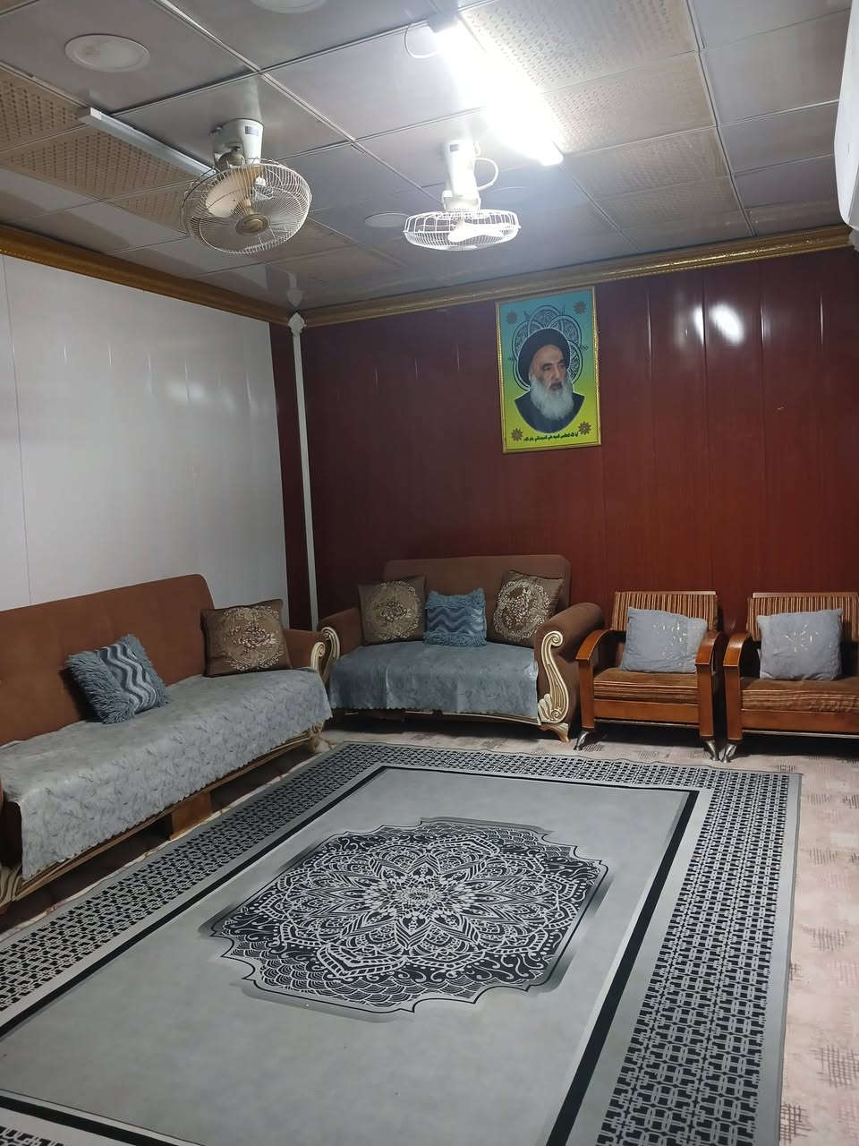 دار للبيع خلف الاطفاء القديمة مقابيل بيت ابو مسلم حميد ال عبادي  المساحة 182 طابو صرف عكادة.. مدخل البيت ممر ٣امتار.. للاستفسار***********
