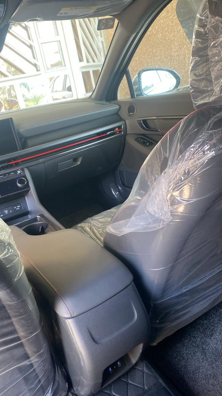 سوناتا للبيع 2024  شكل الجديد
مواصفات ان لاين  محرك 2.5 تيربو 
ماشيه6500مايل  بنوراما فول السياره 
ويل 19  السياره جديده زيرو 
ضربتها قبق صندوق فقط 
فقط بيها بارد ركن البك لايتات من الخلف 
مكفوله من الحار والصبغ 
قبق الصندوق مبدل بلادي مصبوغ
السعر 24000بيها مجال 
السياره مرقمه جديد بغداد 

مكان الغزاليه بغداد  ***********
