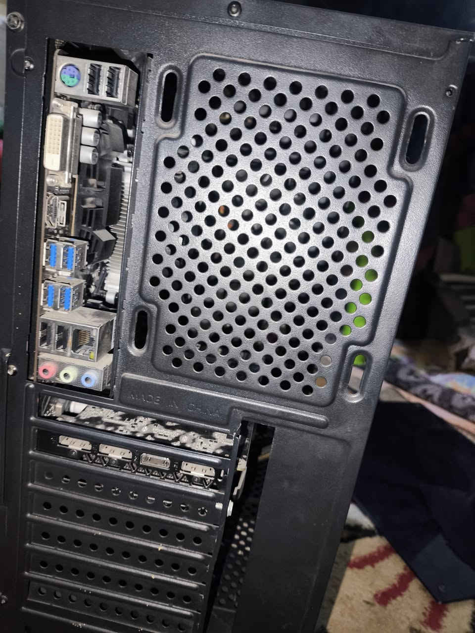 السلام عليكم
pc للبيع
R5 2600x
Gtx 1660s جديد
Ram 8*2 (16) 3200
hdd 500GB
ssd 128GB
M.B واضح بلصورة 
كيس msi نضيف
مع ماوس و كيبورد 
يشغل جميع الالعاب باداء جيد 
رقمي ***********
سعر 530 الف دينار عراقي
