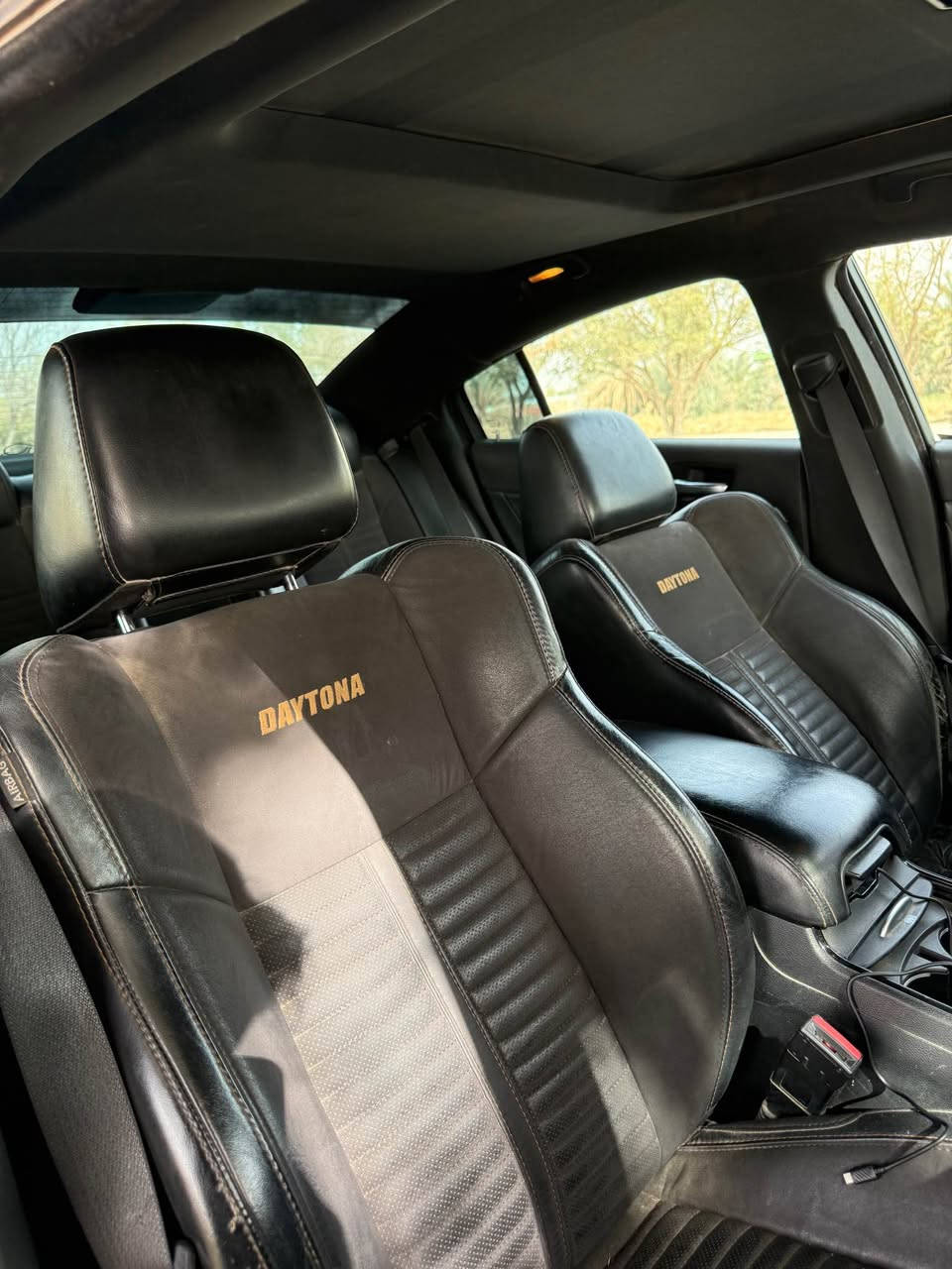 السلام عليكم للبيع فقط ،
دودج جارجر 2017 دايتونا اصل ، لون نيلي
محرك ٨ سلندر هيمي 5.700 
السياره فول للاخير :
فتحه 
شاشه جبيره 
سستم صوت الباين
كشنات حضن الكانتارا مختمه Daytona
 كشنات تدفئه تبريد امامي 
كشنات كهرباء 
كشنات تدفئه خلفي
نظام خزن ميموري
تدفئه ستيرن
ستيرن تحكم كهرباء 
مرايات وسطيه وجانبيه تعتيم 
حساسات خلفيه
عليها شوته رياضيه بلاد 
تخم ويل ٢٣ جديد وتخم تايرات جديد

السياره عليها منظومه غاز تشتغل بكفاءه ١٠٠٪؜ 
وبيها ضمان لمدة سنة .
السياره حداديتها منفوضه من الالف للياء حداديه جديده
ومسويلها ادامه كامله 
ما تصرف عليها ابد ومابيها نقص برغي

حادثها بامريكا خفيف بس هنا بالعراق اثر حادث ثاني و شخوط انصبغت اكثر من قطعه، اني ابيع حزام 

السياره باسمي ومداور ثاني ، سنويه لل٢٩ 
سعرها ١٦٨ وبيها مجال بسيط حلة, بابل


**إذا كنت صاحب هذا الإعلان وتريد حذفه لأي سبب، رجاءا أرسل رسالة إلى الدعم الفني**