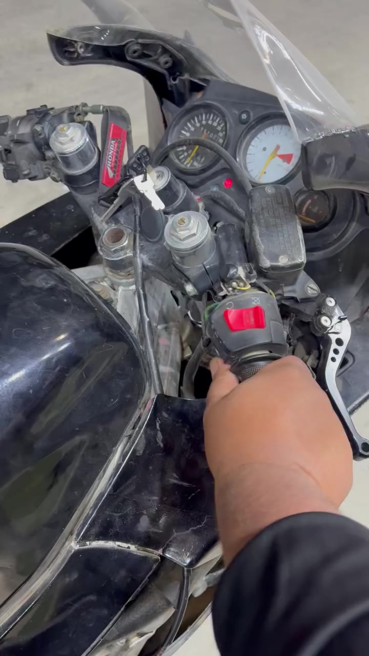 السلام عليكم 
CBR600 F3 
الدراجة شوفة عينك 
ابيع كوم حديد 
شرط شغالة وين متريد تروح بيهه 
اليوم طلع صوت بسيط بالمكينة 
مكينه مفتوحة مرة وحدة فقط 
ضاغطة جديد 
شرط شلعة ونشاط فول 
اكرر ابيع كوم حديد وبسعر بلاش 
رجاءا الشراء اتصال فقط 
*********** 
مكان الدراجة بغداد الكرخ
