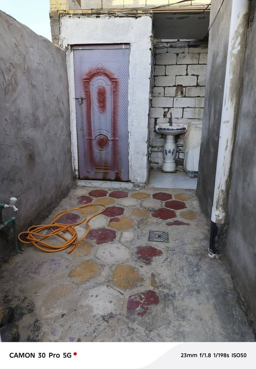 بيت  100 متر في حي السبل قريب على بيت المختار 
كامل الخدمات ماء وكهرباء ومجاري للاستفسار ***********
