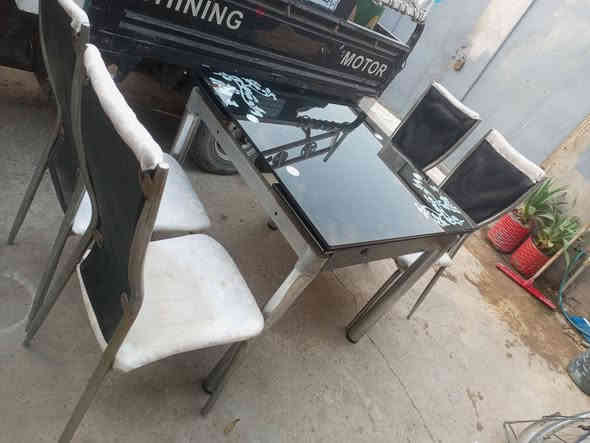ميز مع كراسي عدد 4 مابي اي عيب سعر 50الف***********
