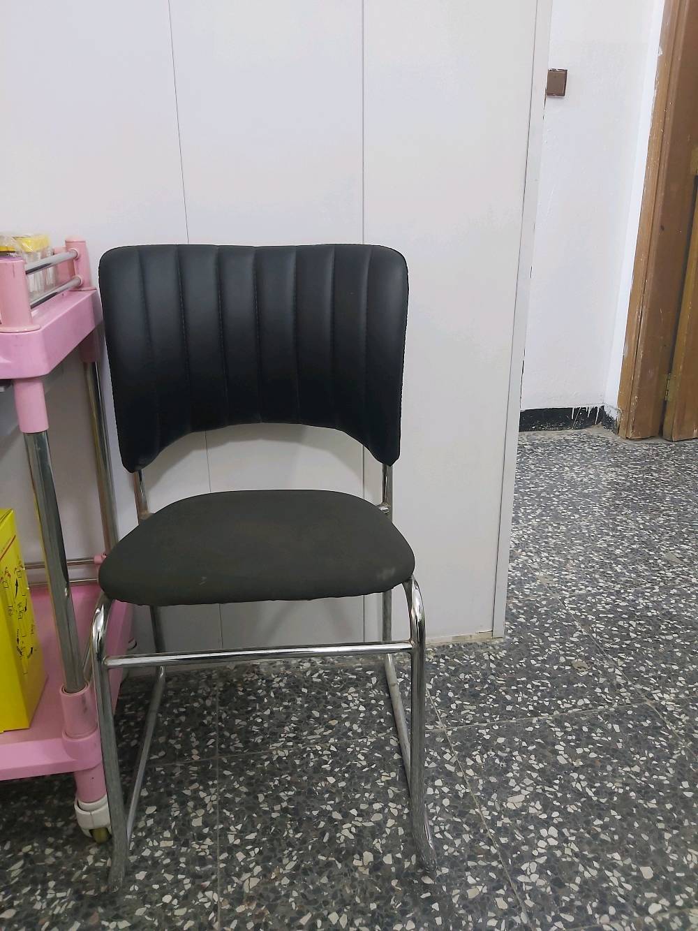 ميز مكتبي خشب مع كراسي مكتبي جلد اسود وبيجي للبيع
مكاني بغداد الشعب الثعالبه