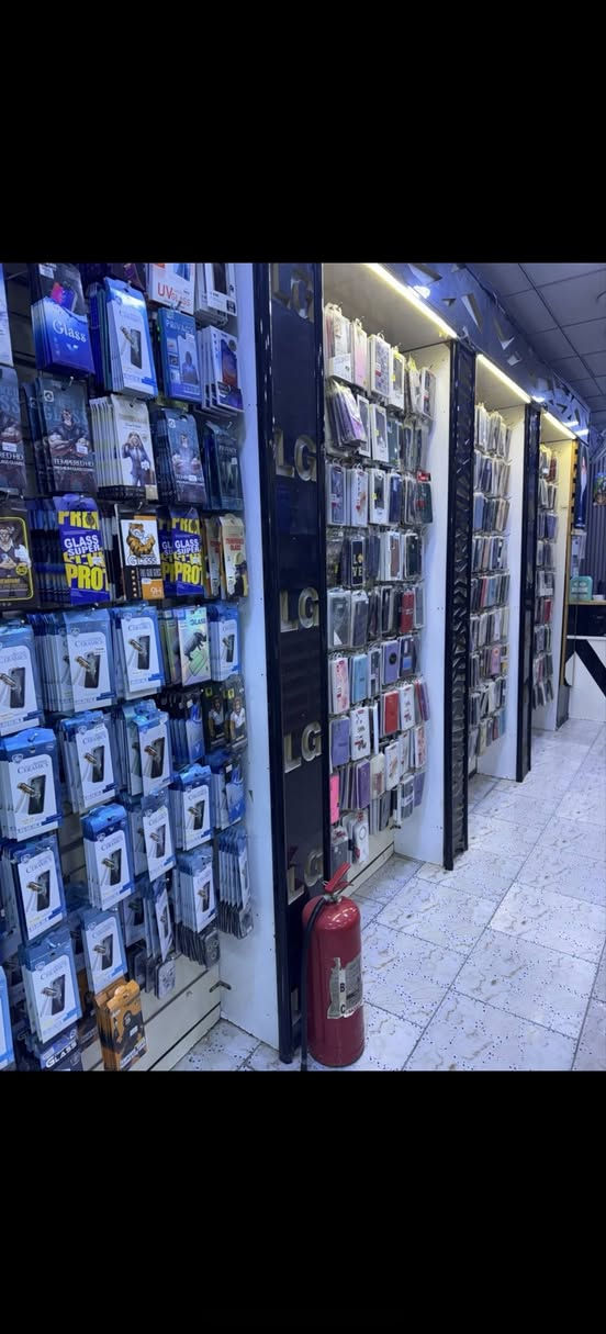 محل مبايلات متكامل للبيع  الموقع تجاري مكانه
كربلاء نهايت سوق الشهداء قرب مثلجات الوفاء .
المحل يحتوي على مسواك كامل جديد وليسه استوك يحتوي على ديكور جديد المحل يعمل منذو تقريبأ 7 سنوات في مجال الموبايلات ولهو زبائن.المحل كبير الطول 8 أمتار والعرض 4 .ايجار المحل كلش حلو ومناسب 350. الف 
اما الي حاب يعرف المحل شغال او لا يجي ويشاهد شغل المحل خير من الله
..سبب البيع المحل...
 لدي مشروع ثاني وعدم التفرغ لهو...سعر المحل علل خاص ....او تجي للمحل تجرد وتقيم...أو تدلل ...
***********
