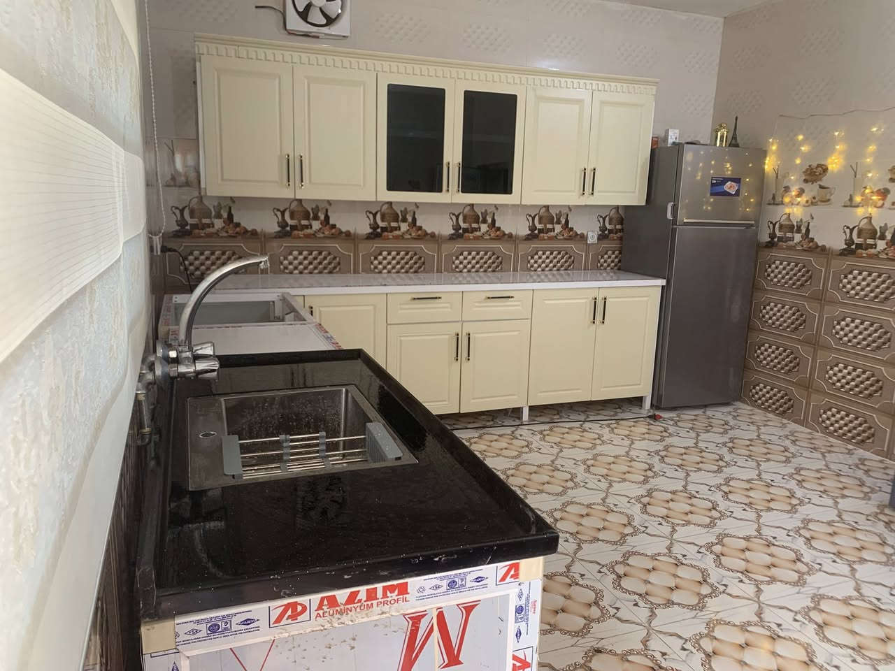 كاونترات فصال حسب الطلب تركي. شغل بضمان ٥ سنوات. الوان ونقشات يوجد ٤٠٠٠٠ لون ومديل ابواب قابله للتبديل كل متريد تغير لون او ديكور المكان الزهور قرب كليه التربيه للبنات. لانجاز يكمل ب٥ ايام. ***********
