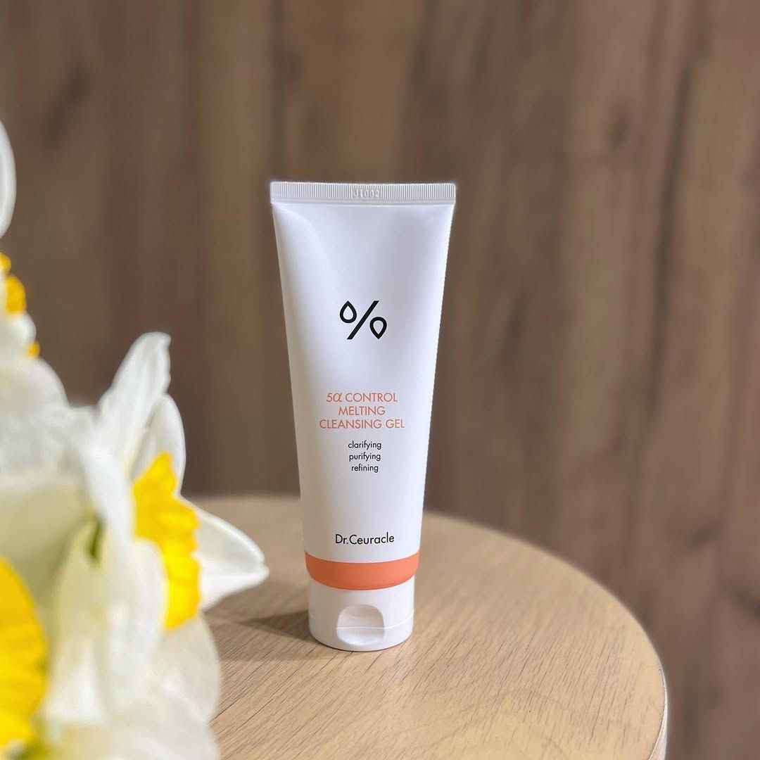 ✨جل التنظيف ميلتنج 5 ألفا كونترول من دكتور سيوراكل (Dr. Ceuracle 5α Control Melting Cleansing Gel) منظف جل يتحول إلى زيت مصمم خصيصاً للبشرة الدهنية والمعرضة لحب الشباب. يساعد على تنقية البشرة وإزالة الشوائب والمكياج. يحتوي على تركيبة جل شفافة عالية اللزوجة تتحول إلى مستحلب عند فركها بلطف على البشرة. مصمم للمساعدة في موازنة إنتاج الدهون الزائدة في البشرة. يمكن استخدامه كبديل لزيت التنظيف الهيدروفيلي ورغوة التنظيف.

✅الميزات والفوائد:-
✔️ يعمل هذا الجل السميك على إذابة الأوساخ والشوائب وحتى المكياج بفعالية، وينقي المسام المسدودة.
✔️ يحتوي المنتج على مركب 5α، وهو مزيج من المكونات التي تساعد على تقليل الدهون الزائدة واستهداف العوامل التي قد تؤدي إلى ظهور الشوائب.
✔️على الرغم من خصائصه المنقية، فإنه غني بمكونات مرطبة مثل الألوفيرا، مما يساعد على تكوين طبقة مرطبة على سطح البشرة ويمنع جفافها.
✔️ يتميز بتركيبة جل شفافة عالية اللزوجة تنتشر بلطف على الوجه وتتحول إلى ملمس زيتي ناعم عند التدليك.
#الاصلي المنشأ كوريا 🇰🇷💯 البصرة, العراق


**إذا كنت صاحب هذا الإعلان وتريد حذفه لأي سبب، رجاءا أرسل رسالة إلى الدعم الفني**