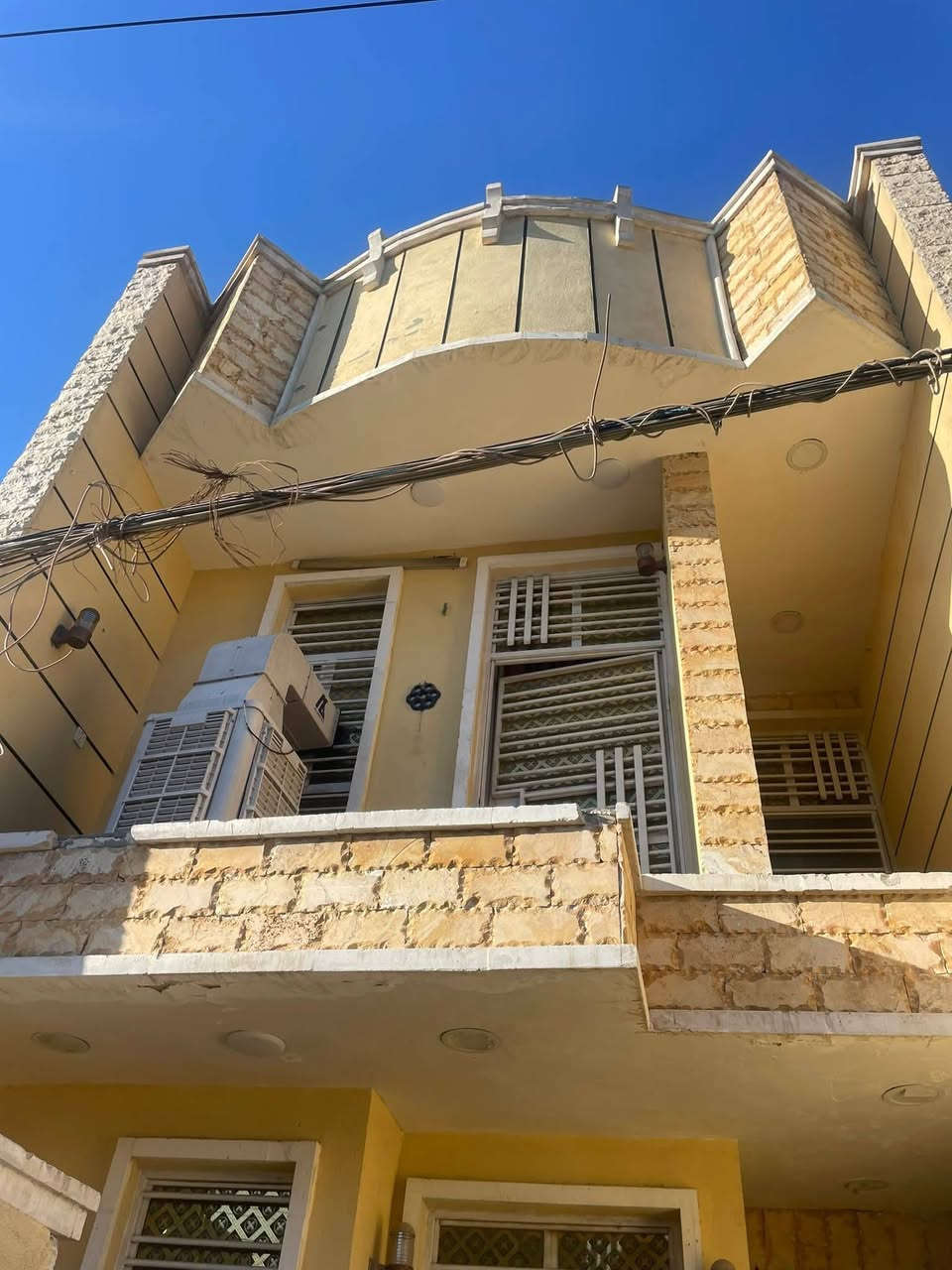 يا الله
دار حديث للبيع في منطقة الشعب/ حي التجار الثانية مقابل اسواق الوردة خلف مطعم ميامي
المساحة ١١٢ متر
واجهة ٥،١٠ م
نزال ٢٢ متر
يحتوي على طابقين ونصف 
غرف نوم عدد ٥
خدمات عدد ٤
صالة خطار ومطبخ ومنور
للاستفسار
مكتب الحضارة للوساطة العقارية
***********
