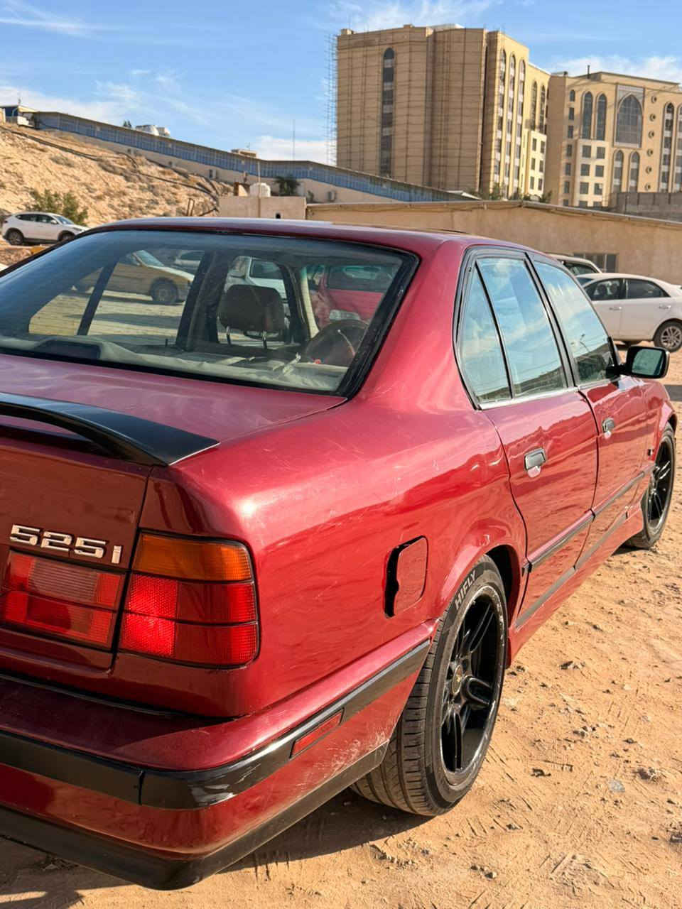 السلام عليكم bmw 525 مديل 1993 سياره حلوه وجاهزه مصروف عليهه هواي  غرفه جديده تخم تاير جديد حداديه مكينه كير  كله جدد فتحه دبل ايرباك تعميرهه فول رقم بغداد صدامي ماشين بلمعامله للهزه مداور ثانيوم  مكان السياره النجف الاشرف ليحب يتواصل ويه راعيهه ***********
