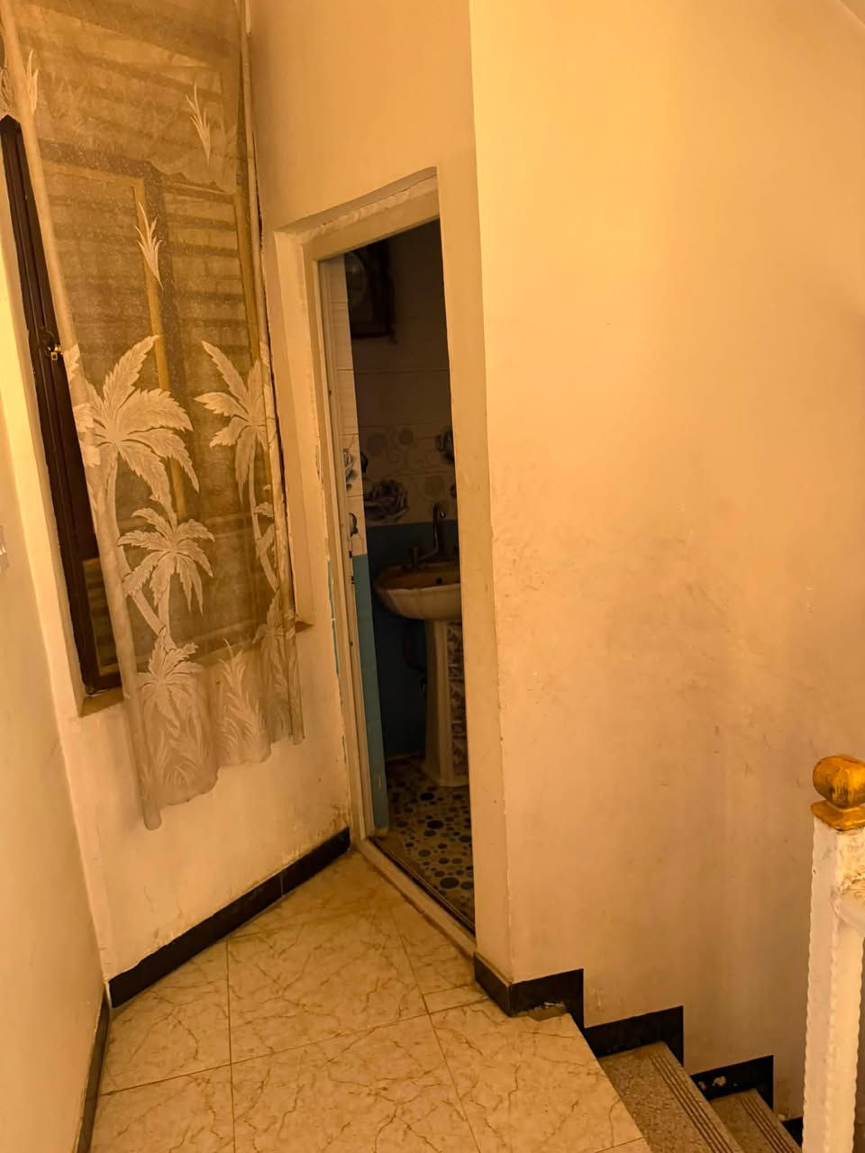 السلام عليكم 
بيت للإيجار المهديه العبيدي او النهضه غرفتين نوم ومطبخ وصاله واستقبال خدمات طابقين موجود اثاث بالبيت سبلت ومطبخ سعر الايجار ٥٠٠ ألف 
رقم الهاتف ***********
