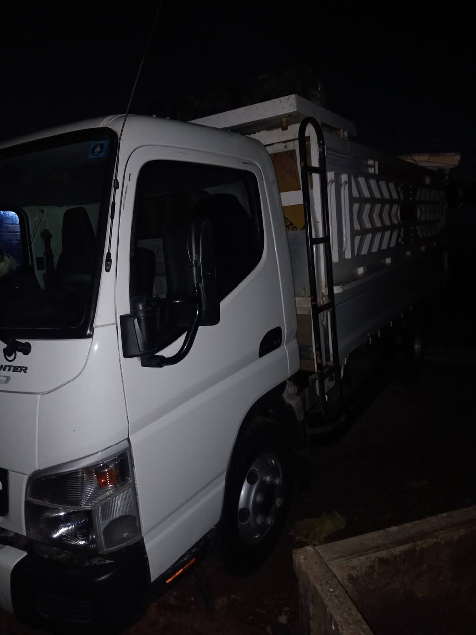 كنتر كويتي محسن  للبيع موديل 2024 سياره مكفول كفاله عامه وجاهزه من كلشي مع روبن عدد 4 جادر اسماك سياره ماشيه 53 الف السعر 290 رقم ***********
