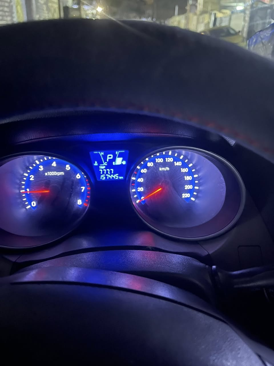 اللون ابيض 
محرك ٢٠٠٠  اربعة سلندر
ماشية  ١٥٧ الف كم
أربعة راكب
المكان بغداد - البلديات 
مبايل ***********
