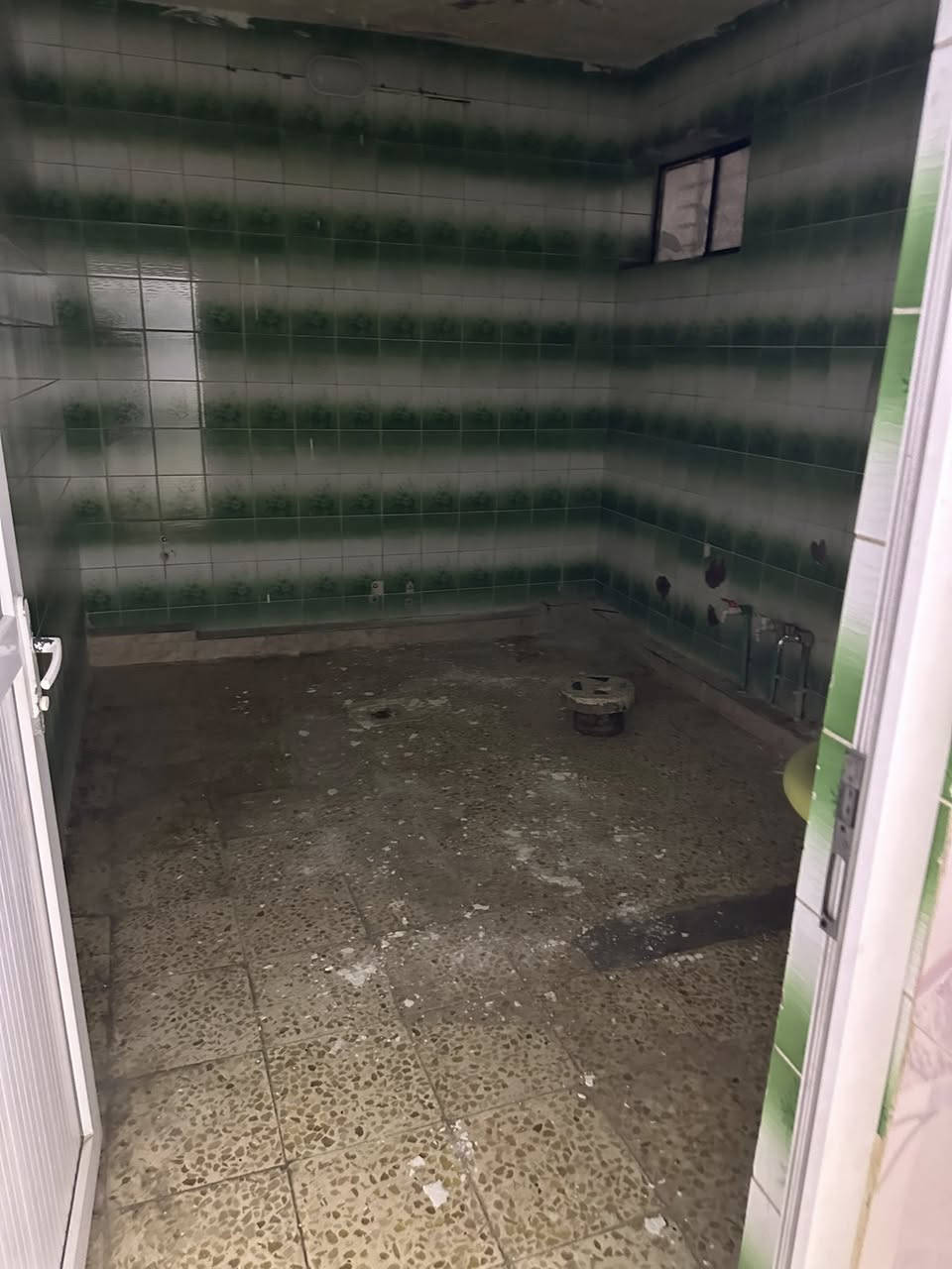 سلام عليكم
يتوفر بيت ل ايجار في حي الوحده المساحه 300 متر طابق ونص 
الطابق الأول كراجً حديقه هول واستقبال ومطبخ وغرفت نوم وحمام 
الطابق الثاني غرفتين نوم وحمام وهول 
***********
***********
