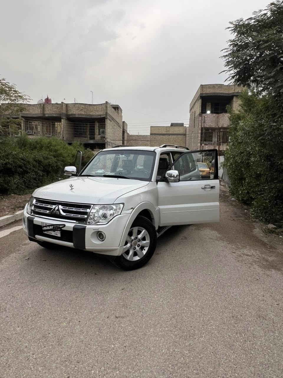 سلام عليكم سيارة باجيرو حبتور موديل 2009 لون ابيضّ محرك 3000 V6  فول مواصفات
كشنات كهربائية
فور ويل 
فتحة سقف
7 راكب 
مابيها صبغ ولا بارد مكفولة فقط شخوط بسيطة ما معدلة 
كشنات لون بيجي 
سيارة بيها دمام 
ماشية 189 الف 
كهربائيات كلهن شغالة 
داخل نضيف 
تبريد تلاث قطع 
تبريدها كلش زين 
رقم بغداد خصوصي 
سيارة باسمي تحويل ثاني يوم 
موقع سيارة بغداد العبيدي 
سعر سيارة  150 ورقة وبيها مجال بسيط 
متواجد فقط على رقم 
***********
