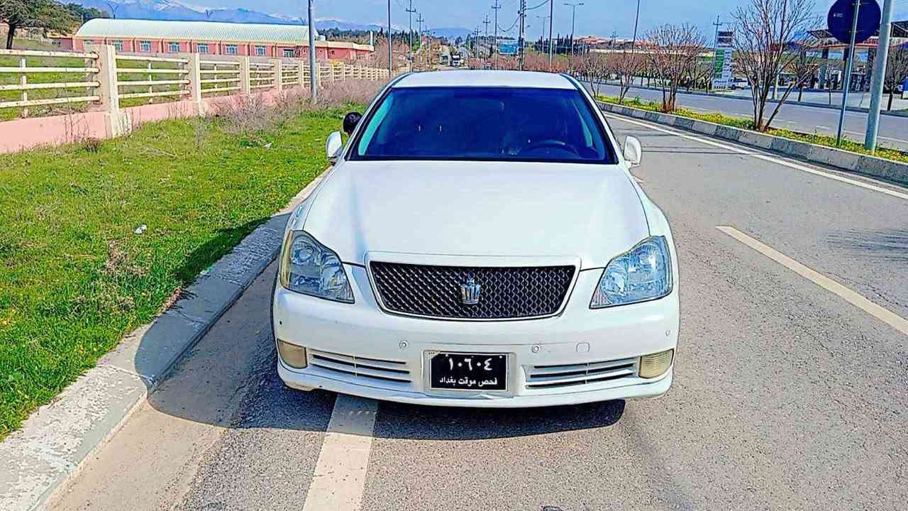 شاهینە2005 بڕاوە182
سەقف ولاشە شوشەیی
سەقف کەڤەرولێدراو بەشەرت
گێڕومەکینە وئەکسل وساردی وگەرمی بەشەرت
کوشن جڵدوهیتەرو ئاوێنە کارەبایی
سەیارەکە جائیزەو هیچ مەسرەفێکی تێدانییە
شوێن سەنگەسەر***********
