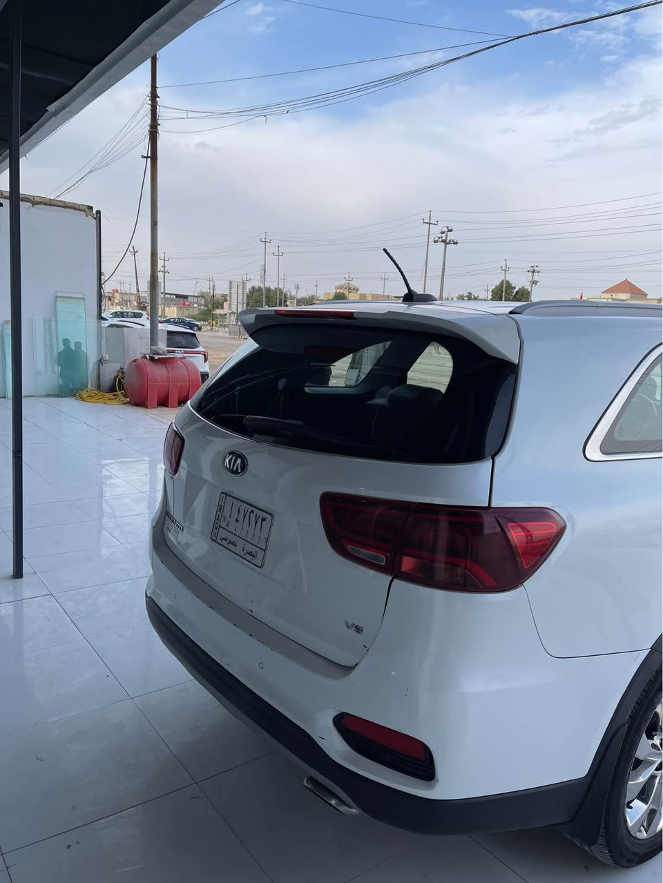 السلام عليكم 
كيا سورنتو 2019 خليجي 6 سلندر 
7 راكب 
3 قطع تبريد 
السيارة رقم بصرة اقساط باقي سنتين وتصير حره 
بأسم ولد شاب متقاعد استقطاع مباشر على الماستر 
بدون لا مقترض ولا كفيل الاستقطاع على الماستر 
السيارة ماشية 300 الف 
الحداده جديده 
تخم تاير جديد بيها 
المحرك كفالة ما مفتوح 
الكير بيه بداية تورباين 
السياره بيها 3 قطع صبغ الجاملغات الامامية والبنيد 
وكصة القمارة اثر سقوط سقيفة عليها والباقي ما بيها شي 
السعر 175 ورقة وقابل للتفاوض 
للاستفسار 
***********
مكان السيارة البصرة دور النفط قرب سنتر القمر المنير البصرة, العراق

