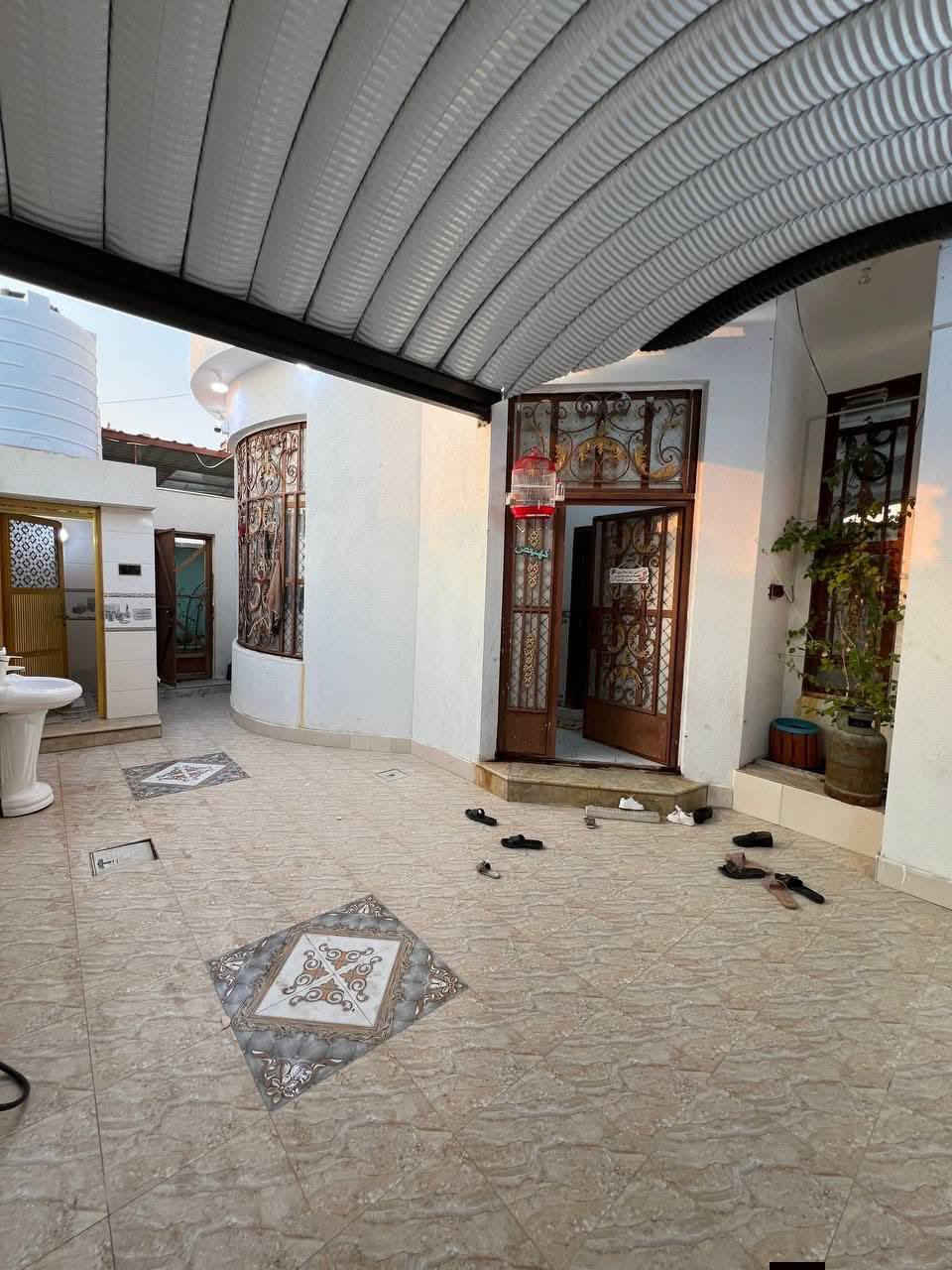 #يتوفر_بيت_مساحه250م_مع_حديقه_مساحه
بناء البيت 150م طبعن البيت بناء حديث ويحتوي 
على 3غرف نوم غرفتين جوه وغرفه فوك صاله كبيره واستقبال  ومطبخ وصحيات داخليه وخارجيه شغل البيت جبس بورك شغل متعوب علي والبيت كلش مرتب يقع على شارع تبليط 10م نوع العقار طابو صرف مالك عراقي نموذج 25 السعر المطلوب 130بي مجال العنوان ابي الخصيب العوجه شارع حسينه الانوار
***********
