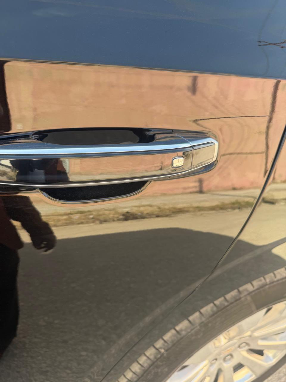 السلام عليكم للبيع تاهو 2023 فئة بريمير أعلى  بالتاهو  كفالة عامه بحالة الوكالة  فول 1 على 1 ماشية 49 تم تغليفها بPPF ب30 ورقة رقم بغداد بأسمي شخصيًا مكان السيارة ذي قار الرفاعي السعر 580 لاستفسار اكثر عن السيارة ***********/***********
