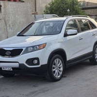 عندي كيا سورنتو ٧ ركاب مكفوله من البارد وصبغ محرك ٢٤٠٠ تبريد ٣ قطع فول...