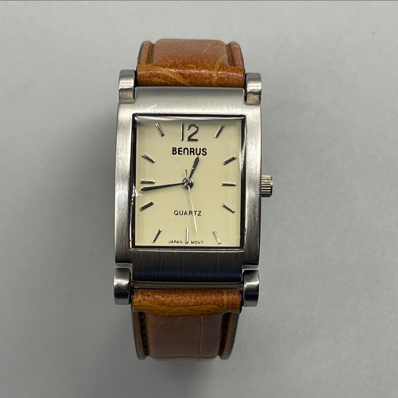 ساعه BENRUS اورجينال نضافة 100‎%‎

نوع الحركة: كوارتز موديل فليكس لاغز، رقم المرجع: PM203BR،، مادة العلبة: فولاذ وكروم العيار: 245،

بلد الصنع: اليابان، الجنس: رجالي،

قطر الهيكل 26 ملم

سُمك الهيكل 10 ملم

———————————————-

يوجد توصيل 🚚 ( بغداد - محافظات العراق )

☎️رقم الهاتف : ***********

للحجز - دايركت
