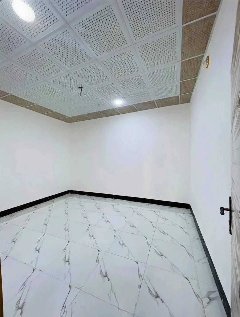 🏡دار للبيع🏡
المساحة: 80متر مربع
✅ #طابو_زراعي_سند_25_أقرار_محكمه
السعر: 30مليون  (مع المجال)
الموقع: النجف شارع الصب عمود 327 #ألخط_ألاول

مواصفات البناء:
غرفة/ صالة معزولة/مطبخ معزول/استقبال /صحيات خارجية مكشوفة
بناء مرتب (أساس + سقف كونكريت + طابوك)
أرضية بورسلين أبو الـ 60

الخدمات:#بعد_عن_سوق_100م
ماء كهرباء مدارس سوق تبليط مولد

للاستفسار والاتصال:
*********** النجف, العراق
