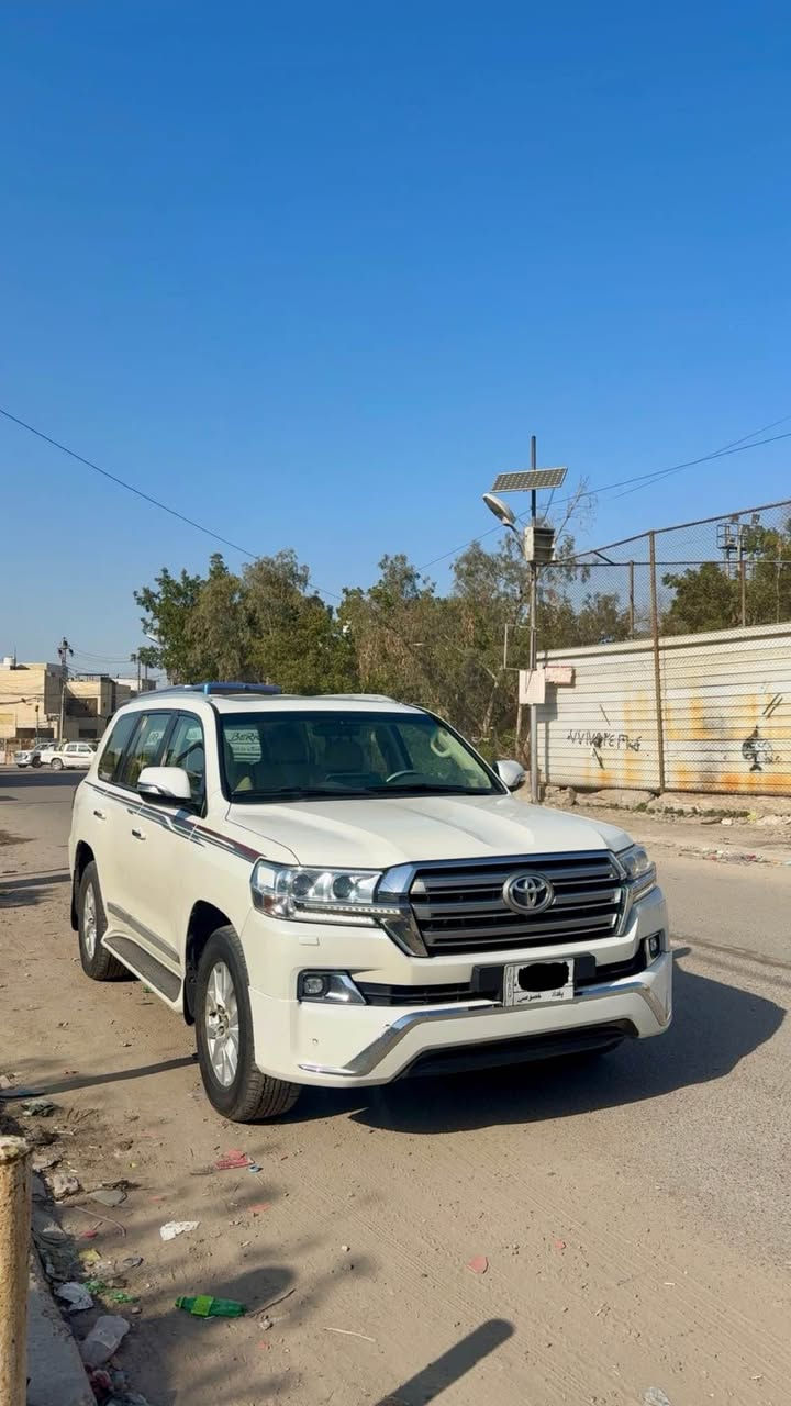 السلام عليكم 
لاندكروز 2018 بريم 🔥
رقم بغداد بأسمي 
السيارة بيها باب مبدل اصلي نفس اللون الباقي مكفول
مواصفات 
كراسي ثنين كهرباء 
مري كهرباء 
فتحة سقف
شاشة الكبيرة 
دبل ماوس 
شاشة بلتنتة 
وبقية مواصفات معروفة

السعر47.000$ وبيها مجال جداً 
*********** بغداد, العراق
