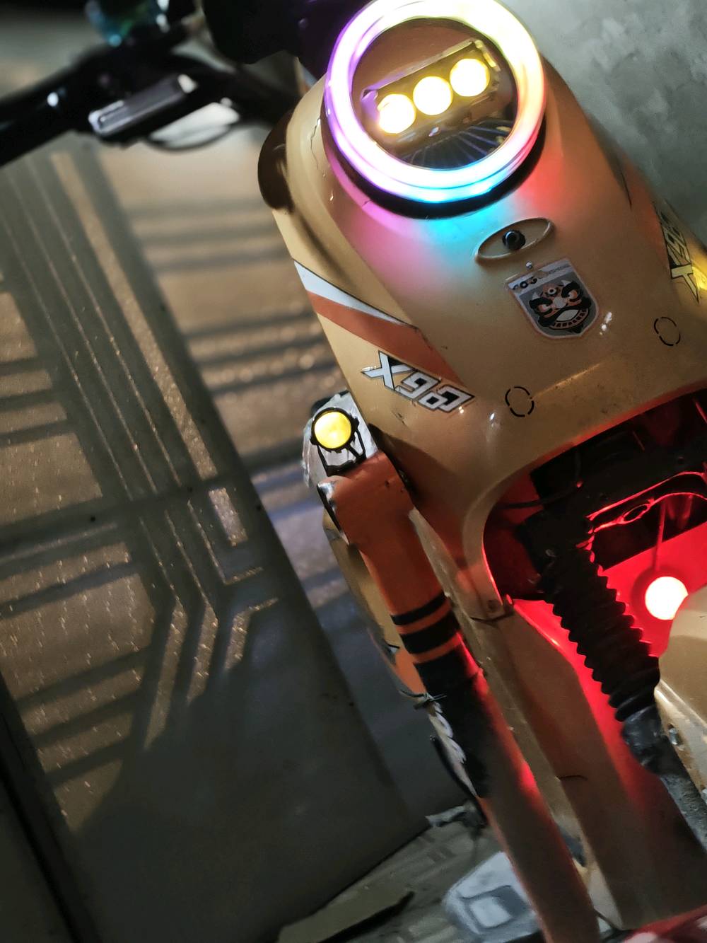 تعال خاص و تمشي 100 و مو حقيقي بس سريعة خمس بطاريات ملف 2000