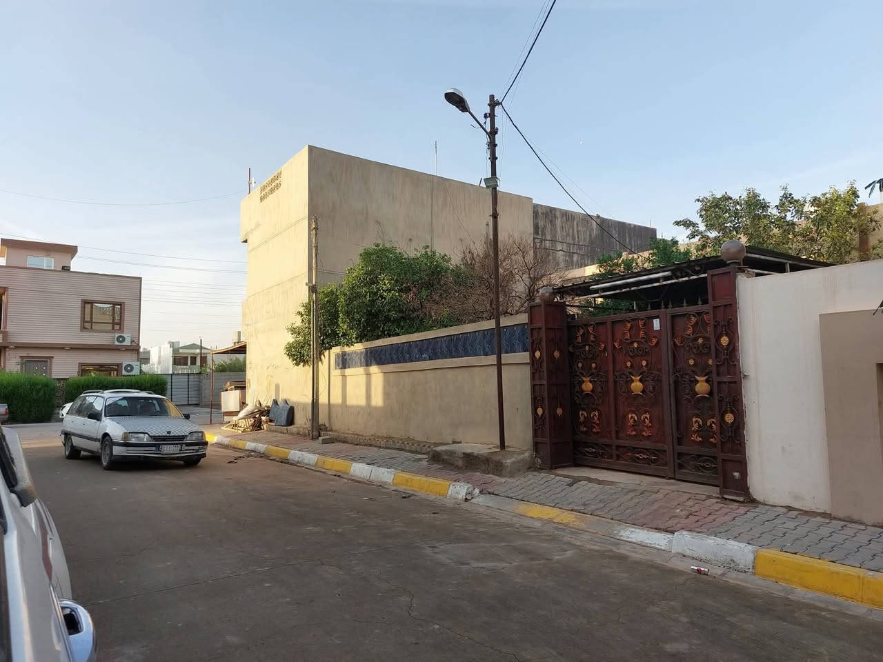 للبيع بسعر مناسب عقار تجاري ركن طابو صرف باسم شخص واحد المساحة ٣٩٣م مع فضلة ٥٧م ويحتوي  على ٧ محلات مع شقة مؤجر بالكامل مع دار يحتوي على ٣ غرف نوم واستقبال وحمام عدد ٢ ومطبخ مع كراج وحديقة البناء قديم يصلح للسكن العنوان تسعين فرع البدالة  للاستفسار والتواصل اتصل على الارقام التالية *********** او ***********
