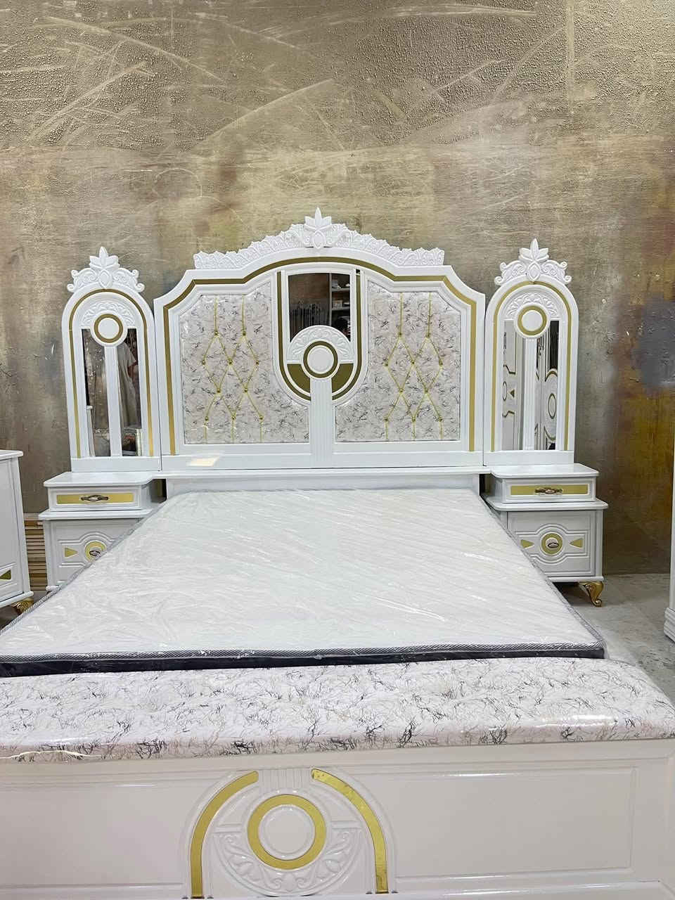 السلام عليكم توفير غرف نوم اي مديل تريد موجود العنوان النهروان شارع المستشفى (***********)
