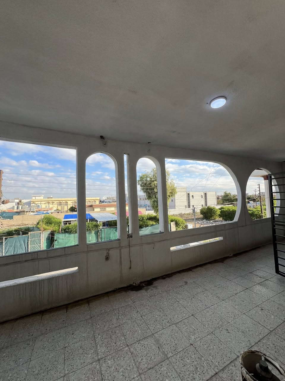 دار للبيع طابو صرف 
المساحة 200 م مقابيل ساحة حدايق 
العنوان حي الجامعه شارع عبدالرحمن 
قرب مدرسة الابتكار 
طابقين فول متكون من اربع غرف نوم مع صحيات و استقبال و مطبخ حار وبارد مع حديقة خارجيه وداخليه
السعر 230 مليون 
استفسار للاتصال ***********
