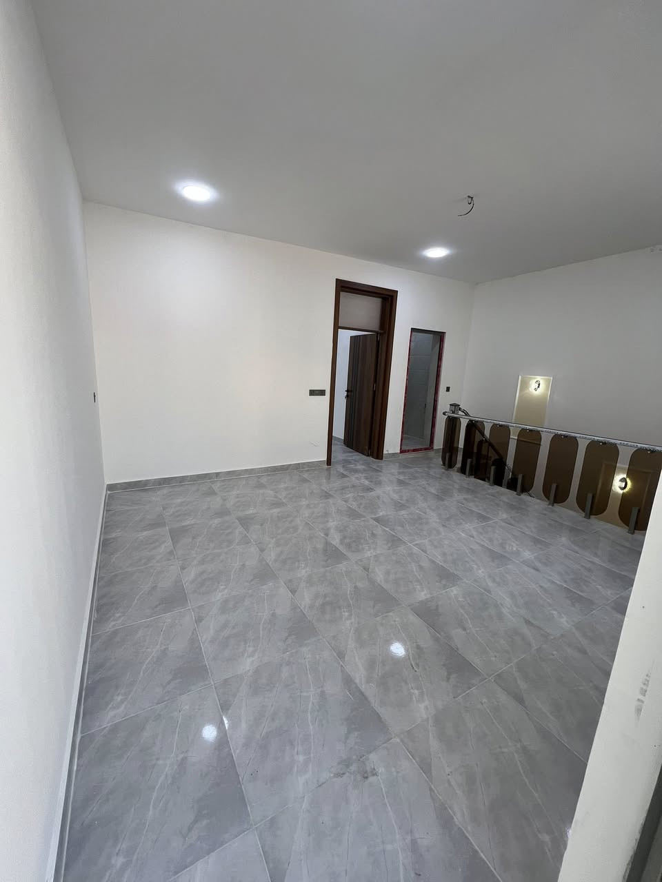 السلام وعليكم دار للبيع المساحة 100متر طابق ونص مفول يحتوي على صالة ومطبخ وحولي كبير وغرفتين نوم وحمام عدد 3 البيت نظام ديكورات جبسن بورد ونظام كامرات شغل درجئ اولى باسمي مباشر تنازل شركة الموقع الدورة البوعيثة مجمع السلطان الثالث رابع عن الشارع العام تفاصيل اكثر  للاستفسار (***********)
